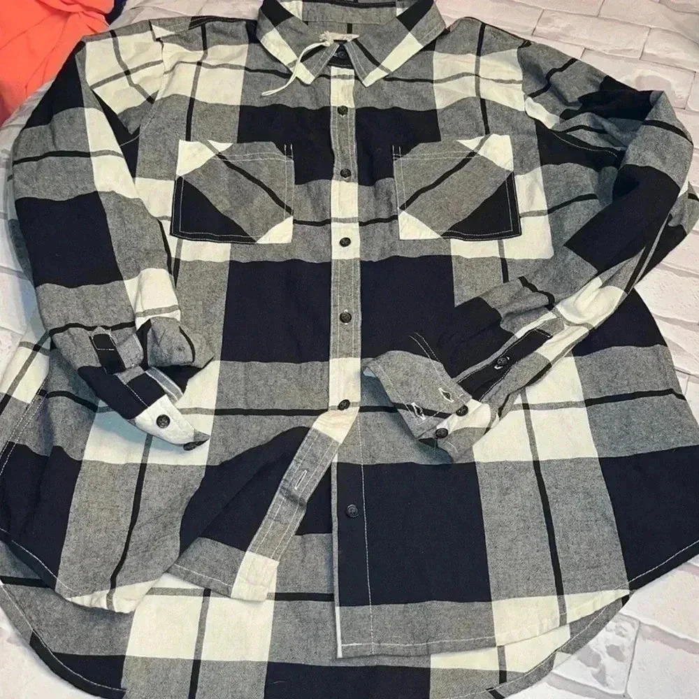 UNIVERSAL THREAD black plaid size large shirt